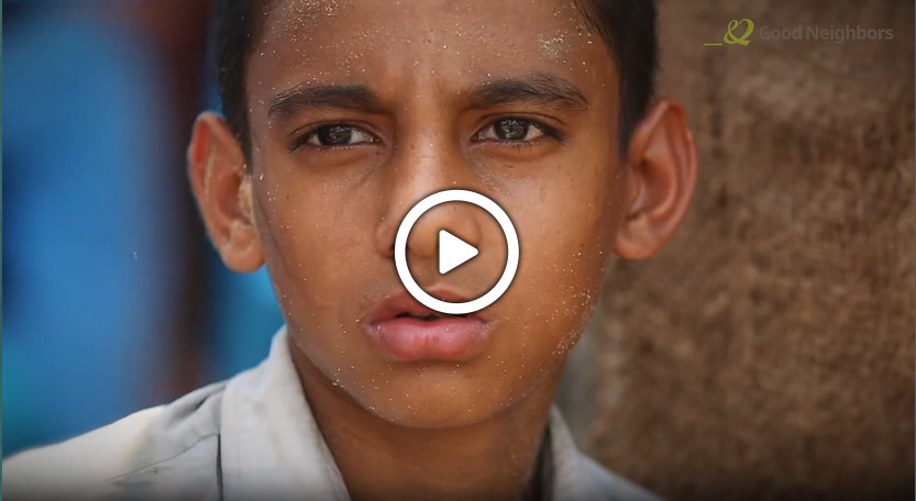 妹を学校に通わせたい。働くアリフ 12歳